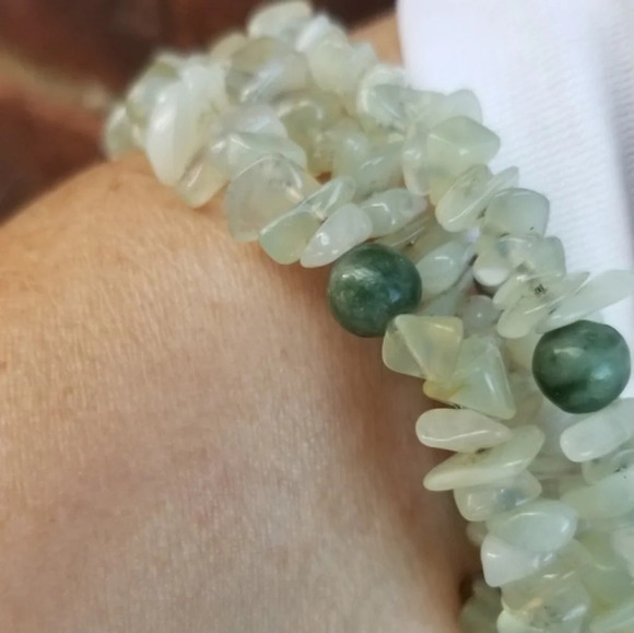 Wire strung prehnite and jade bracelet - Picture 2 of 6